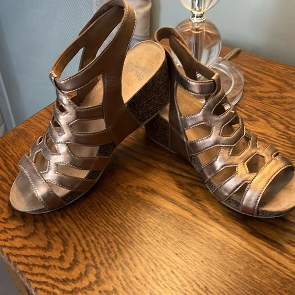 Dansko Rose Gold Sandals, Size 37 - Picture 6 of 8